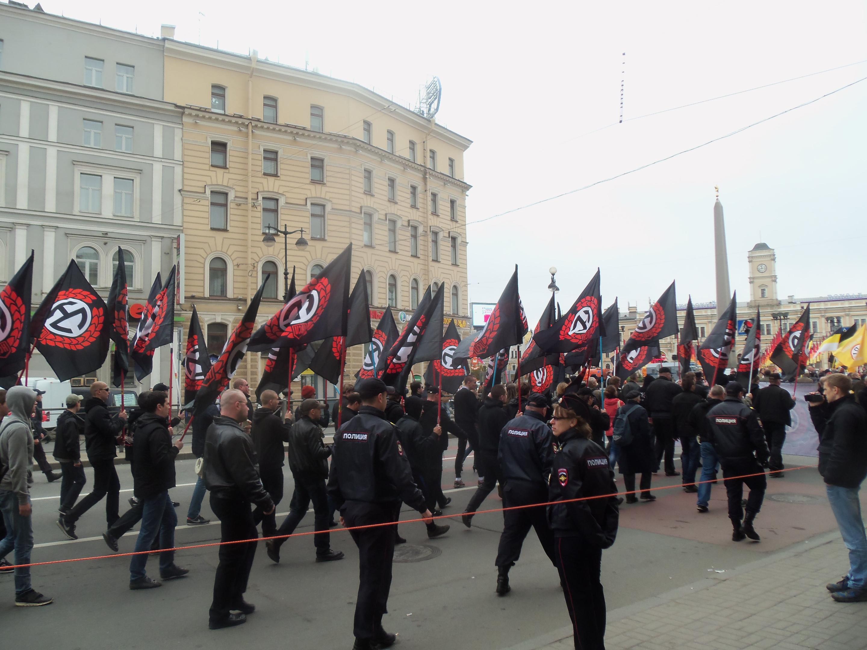 Nationalsozialisten marschieren in St. Petersburg